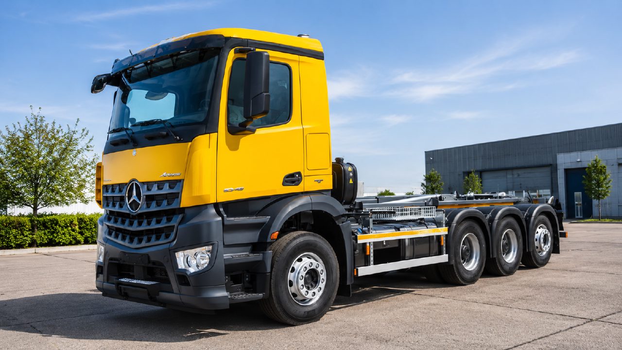 Gelber Mercedes-Benz Arocs Abrollkipper-LKW mit Aufbau von Fahrzeugbau Ullrich